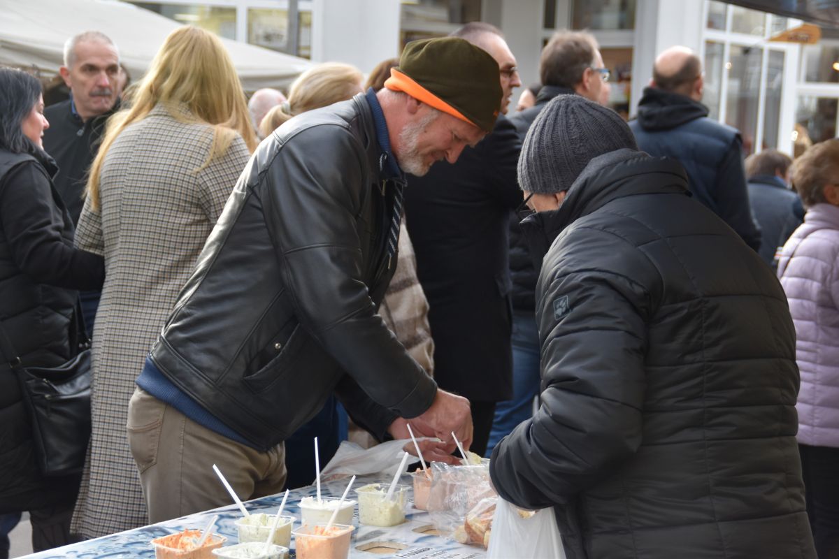 Beim Wochenmarkt, mittwochs und samstags von 8 bis 13 Uhr darf auch probiert werden. von Nicole Voss