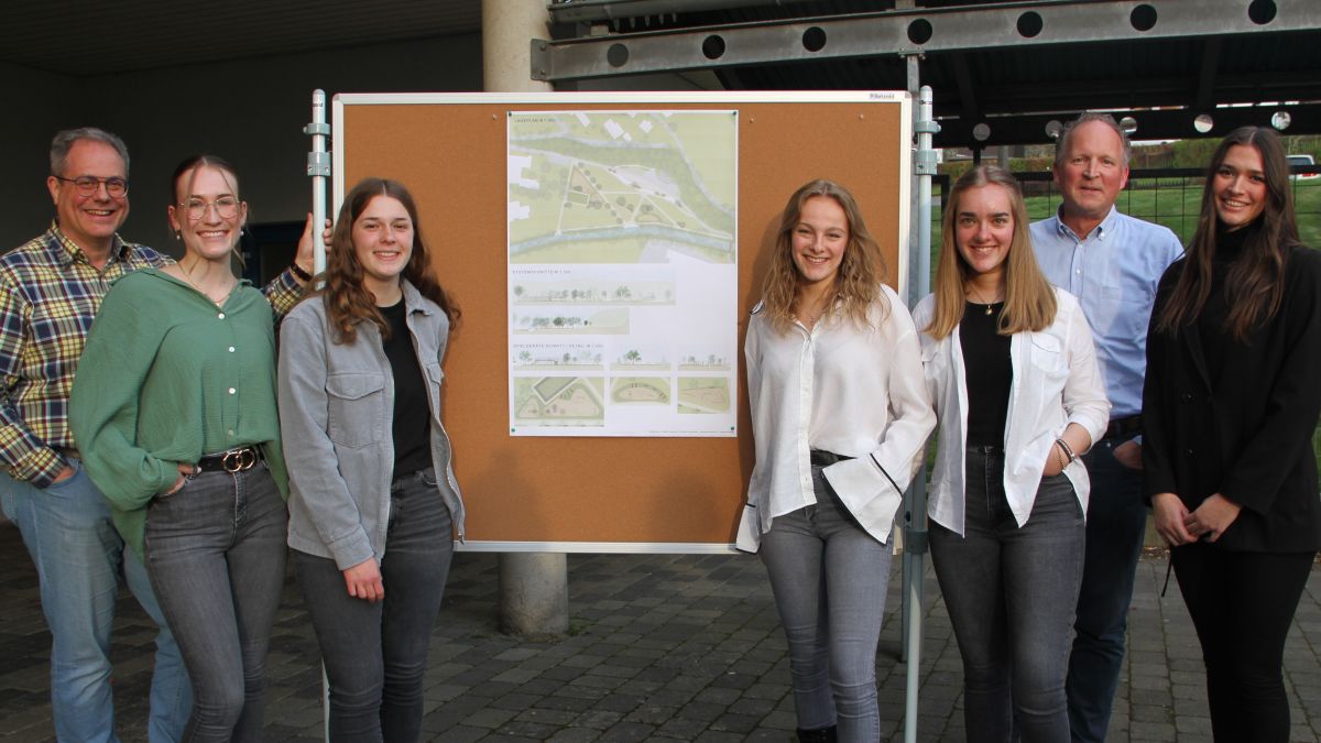 Thorsten Dunckel (l.) und Stefan Schauerte (2.v.r.) sind von den Planungen der fünf Studentinnen begeistert und dankten den jungen Frauen für ihre Arbeit. von Kerstin Sauer