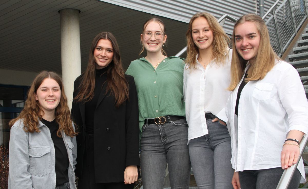 Die fünf Architektur-Studentinnen Franziska Ochsenfeld, Helena Laarmann, Hannah Sonntag, Paula Arens und Lea-Sophie Rommel (v.l.) stellten den Grevenbrückern ihre Pläne rund um den Mehrgenerationen-Park vor. von Kerstin Sauer