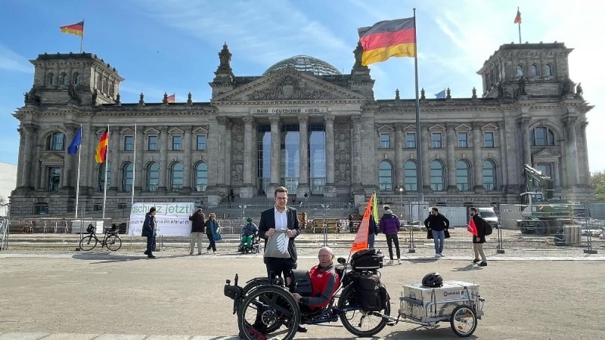 Mario Löcker ist in Berlin am Reichstagsgebäude angekommen und traf auf Florian Müller (MdB). von privat