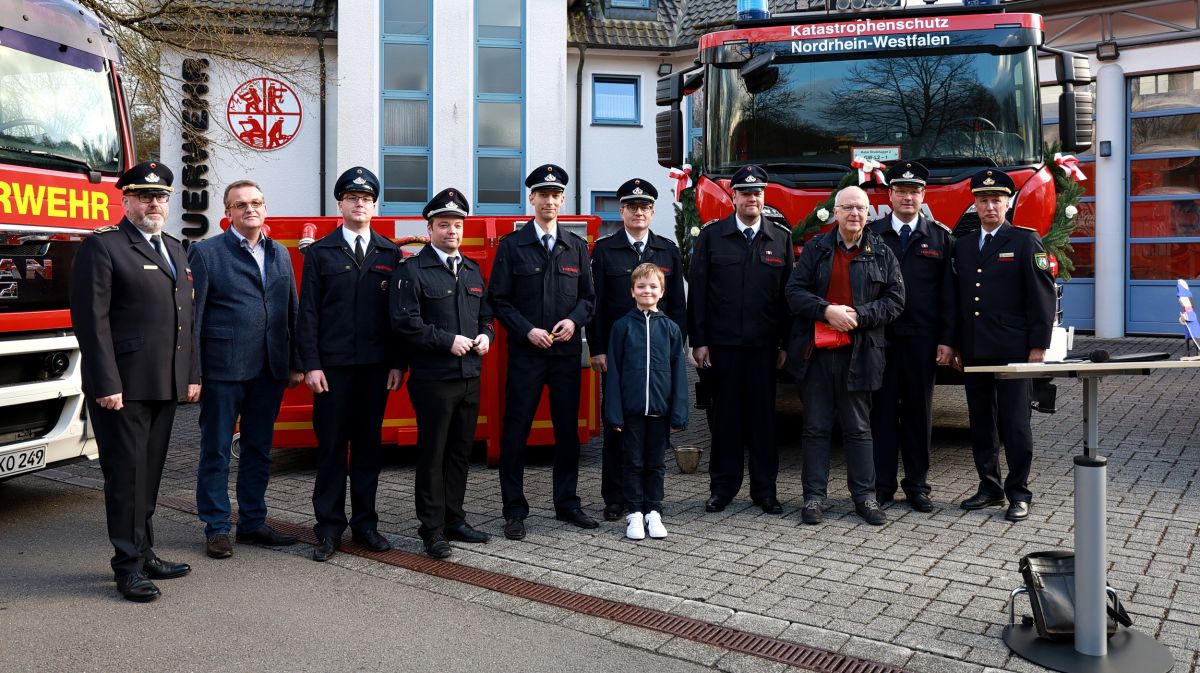 Die Wehrführung der Feuerwehr Drolshagen mit Pastor Stefan Wigger (3.v.r.), Kreisbrandmeister Christoph Lütticke (l.), dem stellvertretenden Bezirksbrandmeister Ludger Schlinkmann (r.) und dem stellvertretenden Bürgermeister Andreas Wigger (2.v.l.). von Thomas Fiebiger