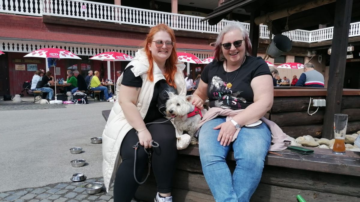 Die Gäste genossen das Ambiente, das schöne Wetter und die Gespräche mit Gleichgesinnten. von Pia Krämer