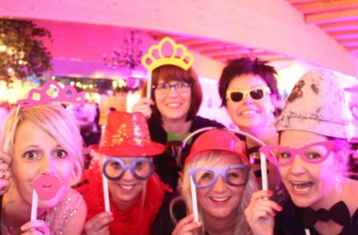 „007- In durstiger Mission“: Das sind sechs Freundinnen, ursprünglich aus Fretter, die heute über den ganzen Kreis Olpe verteilt leben. Und sich trotzdem regelmäßig treffen. von privat