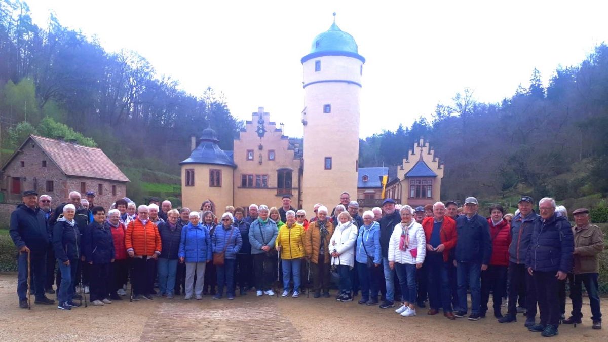 Die Reisegruppe des VdK-Ortsverbandes Wenden vor dem Schloss Mespelbrunn. von privat