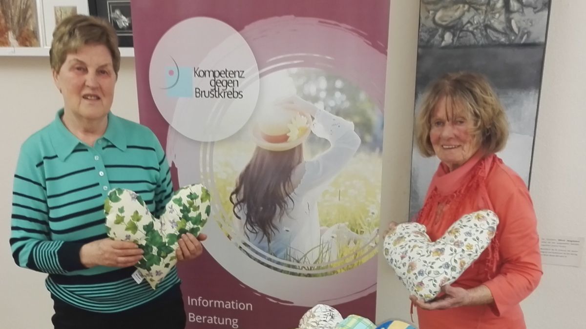 Der Verein Kompetenz gegen Brustkrebs hat eine Spende von 50 Herzkissen erhalten. von privat