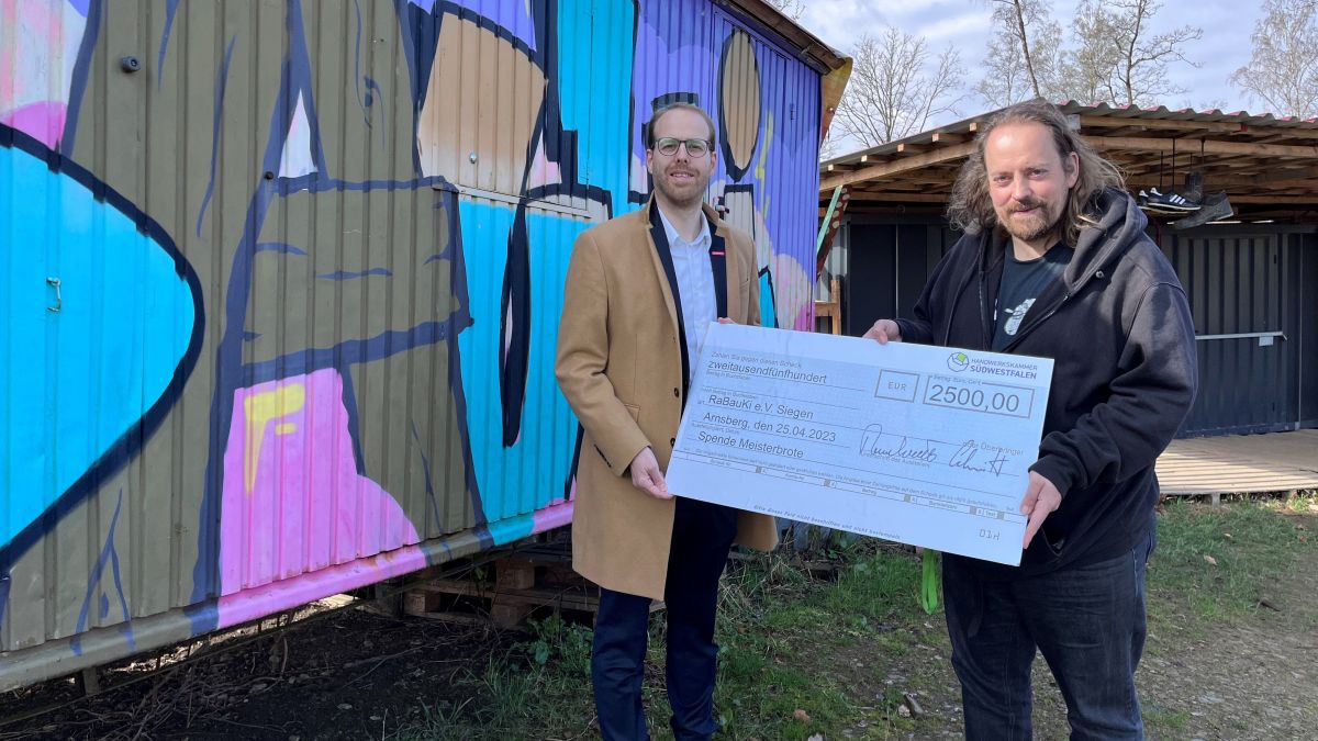 HwK-Geschäftsführer Fabian Bräutigam (l.) überreichte den symbolischen Spendenscheck in Höhe von 2.500 Euro an RaBauKi-Sozialpädagoge Frank Moschner. von HwK Südwestfalen