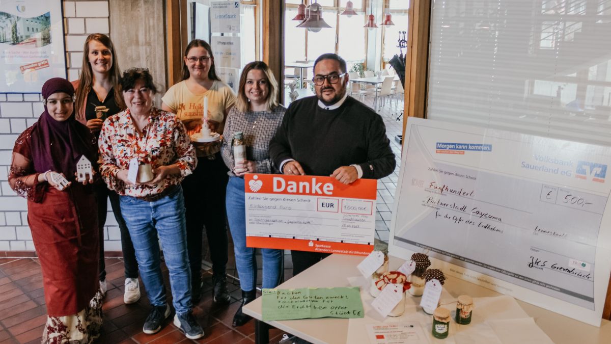 Das Team des Schülercafés der Janusz-Korczak-Schule unter Leitung von Petra Böhm (3.v.l.), und Gabriel Bazaga Mena, Restaurantleiter Landhotel Voss (ganz rechts) übergeben Spenden in Höhe von insgesamt 1.500 Euro für „Caycuma hilft“ an Louisa Funke, Stadtverwaltung (2.v.r.). von privat