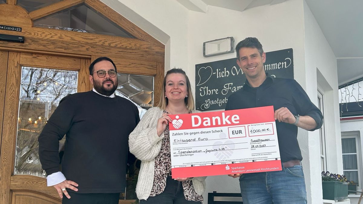 Das Landhotel Voss spendet 1.000 Euro für „Çaycuma hilft“: (v.l.)
Gabriel Bazaga Mena (Restaurantleiter), Louisa Funke (Stadtverwaltung) und Hotelier Andreas Voss. von Stadt Lennestadt