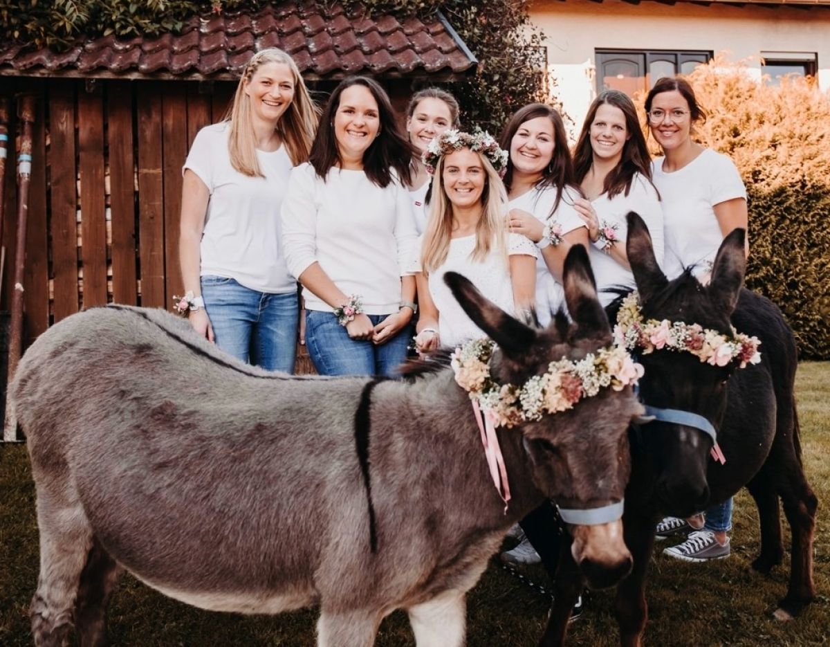 Sieben junge Damen gehören zur „Biberbande“. von privat
