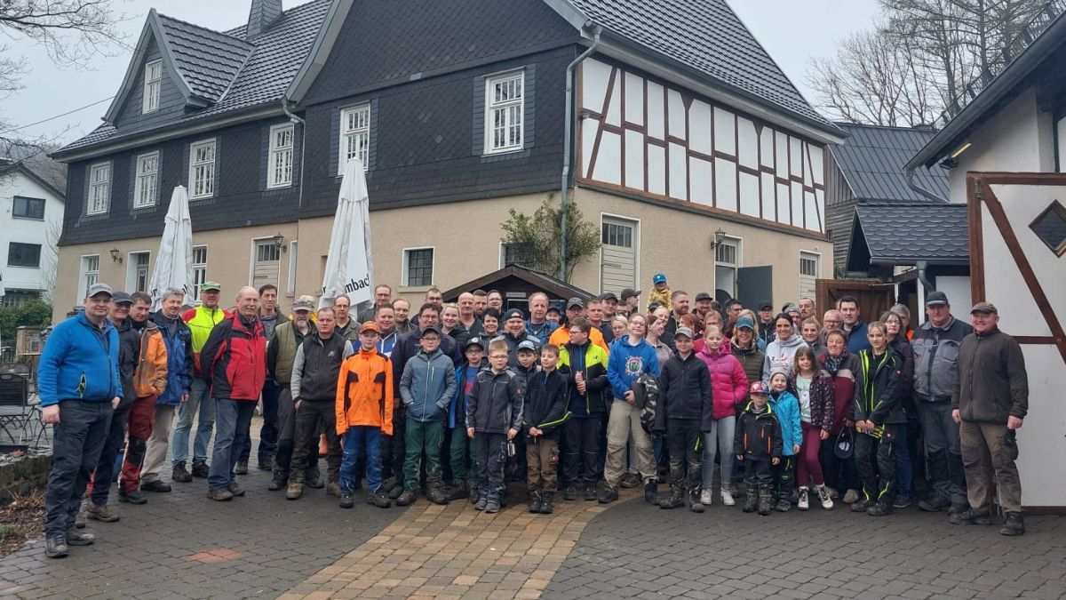 Beim Tag der Dörfer in Silberg und Varste waren rund 90 Helfer fleißig und machten die Orte fit für das Frühjahr. von privat