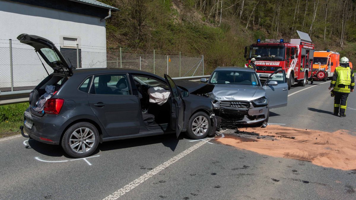 Einen Frontalzusammenstoß von zwei Pkw gab es am Mittwochnachmittag, 3. Mai, auf der B 236 bei Gleierbrück. von Nils Dinkel