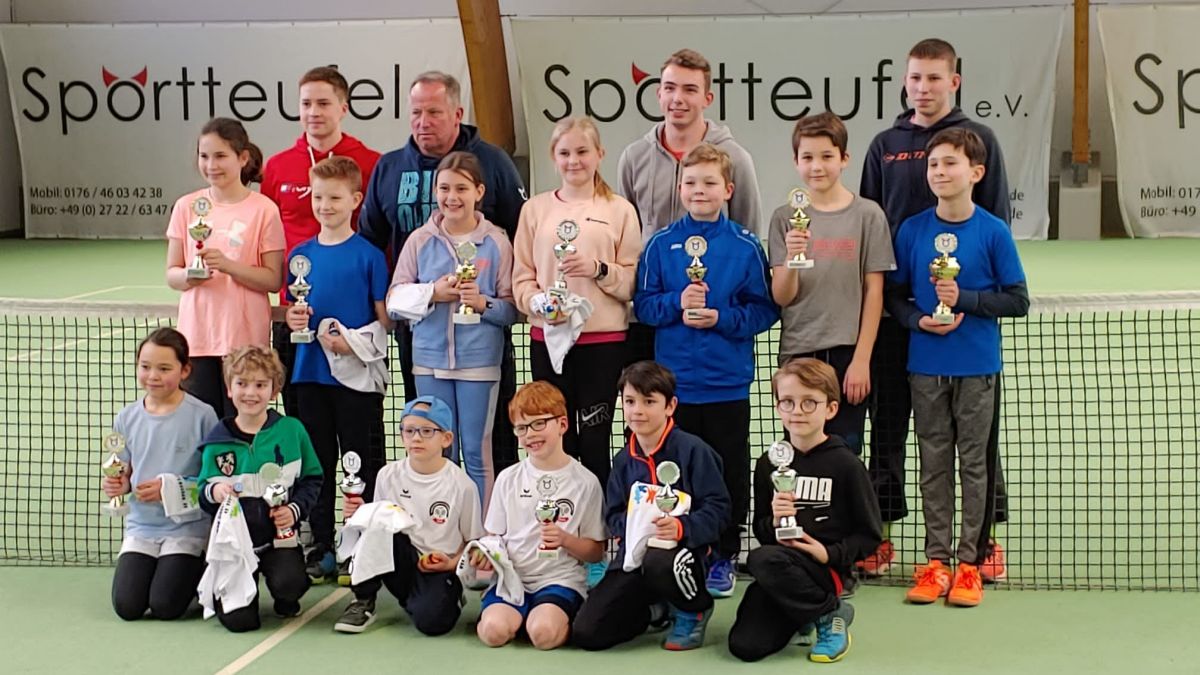 Die Kinder freuten sich über Präsente und Pokale. von privat