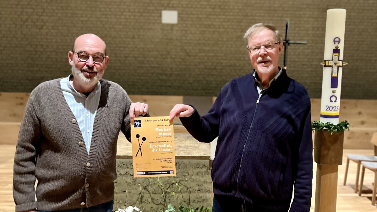 Christian Bock (Vorsitzender) und Ulrich Stötzel (musikalischer Leiter) präsentieren das Plakat zum Frühjahrskonzert des Kammerchors Olpe. von privat