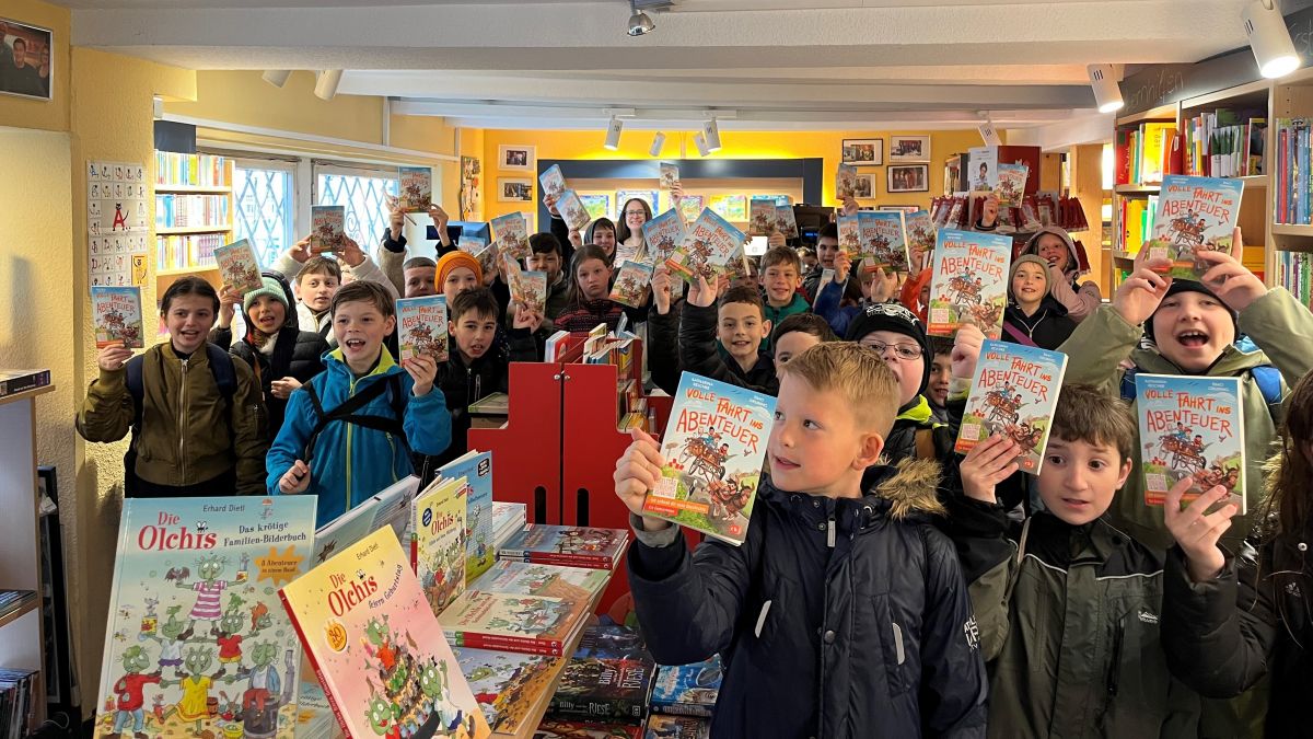 Die Viertklässler der St. Gallenberg Grundschule freuen sich über ihr Buchgeschenk zum UNESCO-Welttag des Buches. von privat
