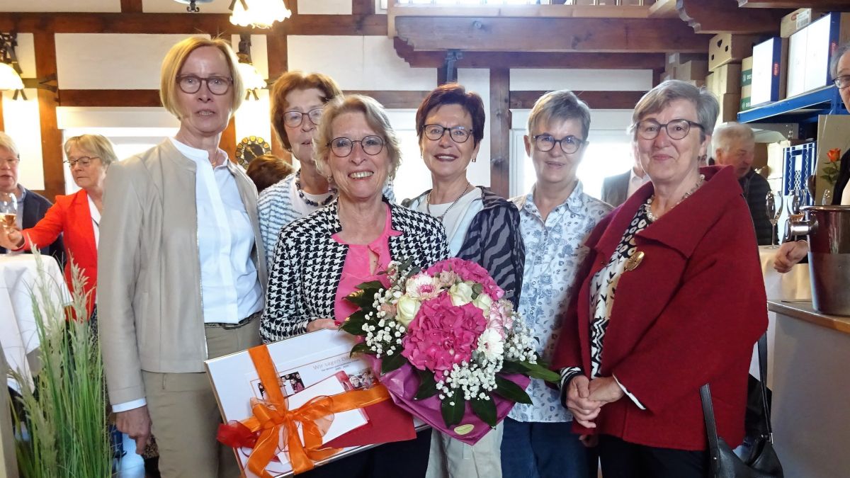 Verabschiedung Hella Pelz (Bildmitte) von Sigrid Mynar