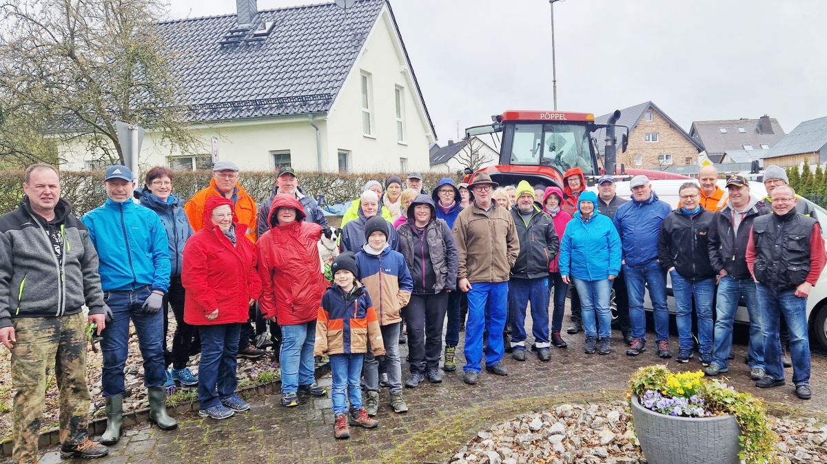 Viele Dorfbewohner packten beim Frühjahrsputz in Altenhof mit an. von privat