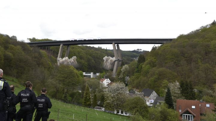 Ein lauter Knall, eine große Staubwolke: Die marode Rahmede-Talbrücke ist nun Vergangenheit.