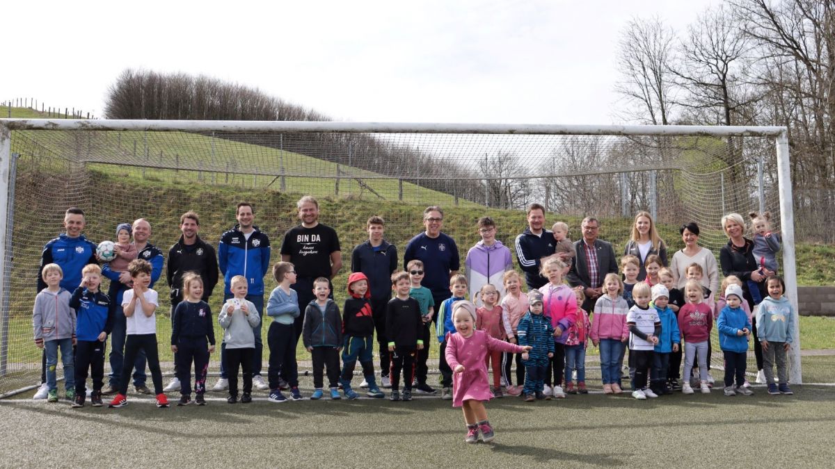 Zum Start der Kooperation mit der SpVg Iseringhausen machten die Kinder des St. Antonius Kindergartens ein Kinder-Fußballabzeichen. von privat