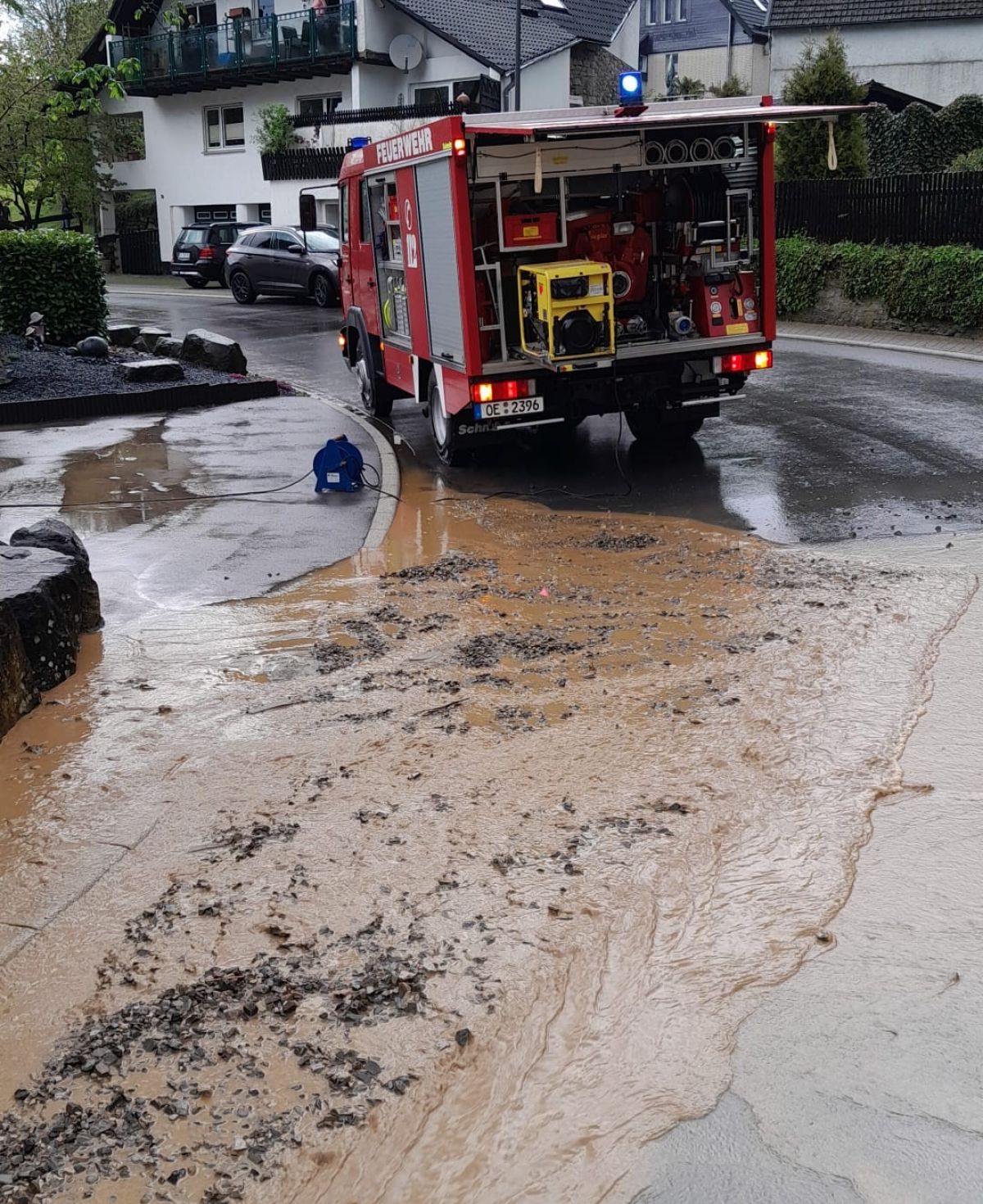 Starker Regen sorgte besonders in den Finnentroper Ortschaften Weringhausen (Bild) und Bamenohl für überflutete Straßen und einige Feuerwehreinsätze. von Jan Wichert