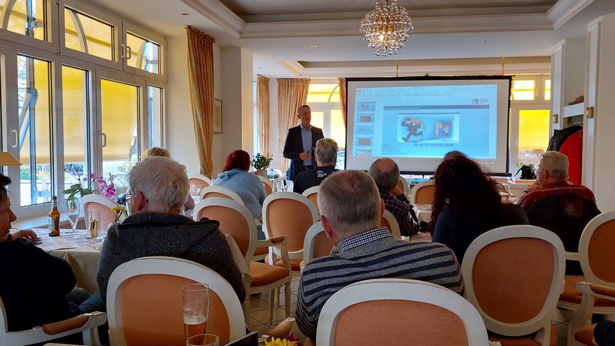 Michael Kopsan von der Kreispolizeibehörde Olpe hielt einen Vortrag in Neu-Listernohl, wie man sich vor Betrug schützen kann. von privat
