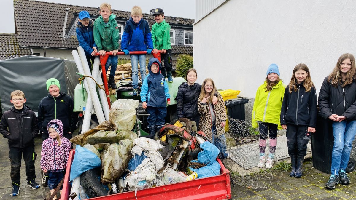Vielen Kinder halfen bei der Müllsammelaktion in Husten. von privat