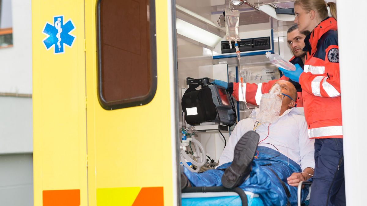 Bei Notfallsymptomen sollte nicht gezögert und umgehend der Notruf 112 gewählt werden. (Einmalige Verwendung) von AOK/hfr.