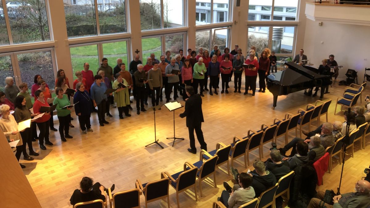 Lehrer der Musikschule Olpe gaben ein Matinéekonzert im Kreishaus. Das Foto zeigt den Chor der Musikschule beim Projekttag Ende März. von privat