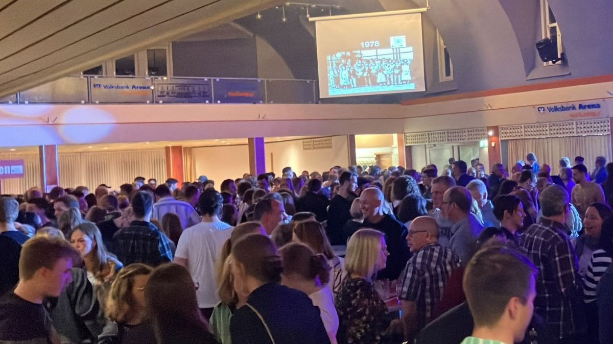 700 ehemalige Schüler kamen zur Ehemaligenfete des Gymnasiums Maria Königin in die Volksbank-Arena Sauerlandhalle nach Altenhundem. Auf einer Leinwand wurden Fotos aus dem Schulleben und von ehemaligen Abiturjahrgängen gezeigt. von Maria Königin