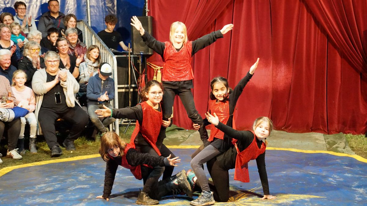 Einige Tage lang wurde fleißig geprobt, bevor die kleinen Artisten ihren Familien und Freunden in einer großen Zirkus-Show zeigten, was sie gelernt hatten. von privat