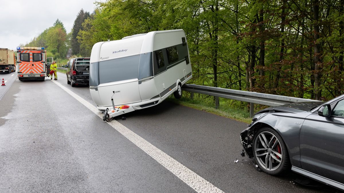 Das Gespann aus VW und Wohnwagen landete in der Leitplanke. Auch der Audi, der aufgefahren war, wurde stark beschädigt. von Kai Osthoff