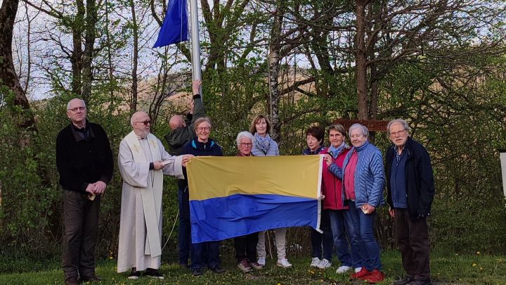 Mitglieder der KAB mit der ukrainischen Flagge.