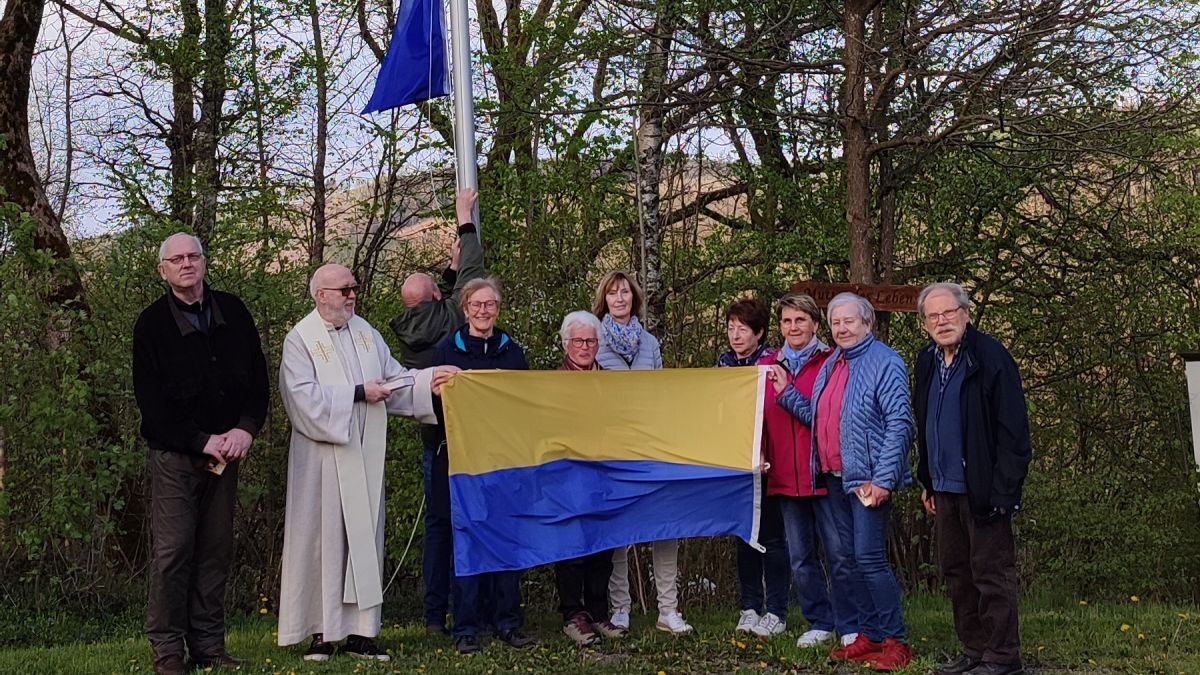 Mitglieder der KAB mit der ukrainischen Flagge. von privat