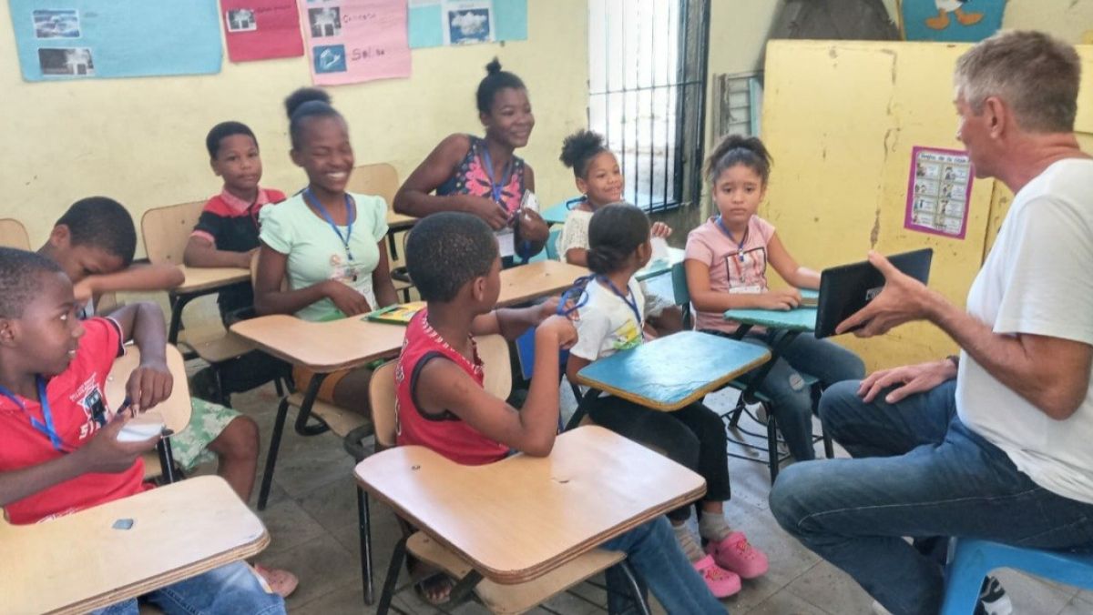 Jörg Prüfer bringt den dominikanischen Kindern Englisch bei. von privat