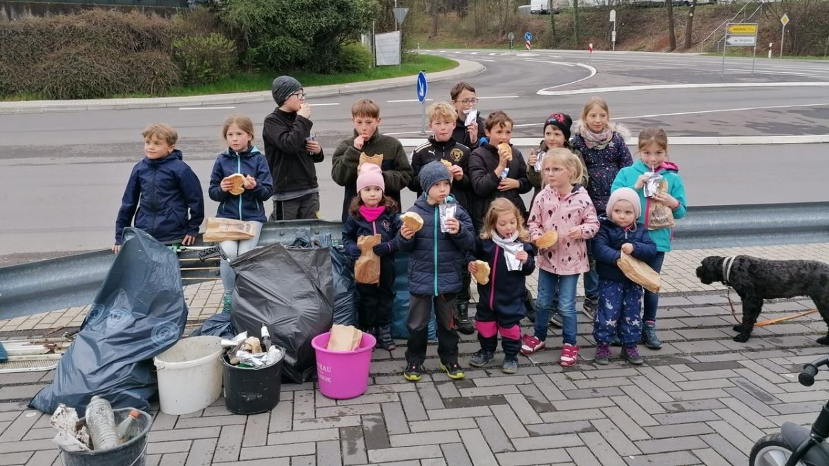 Viele Kinder halfen bei der Müllsammelaktion der Stadt Drolshagen. von privat