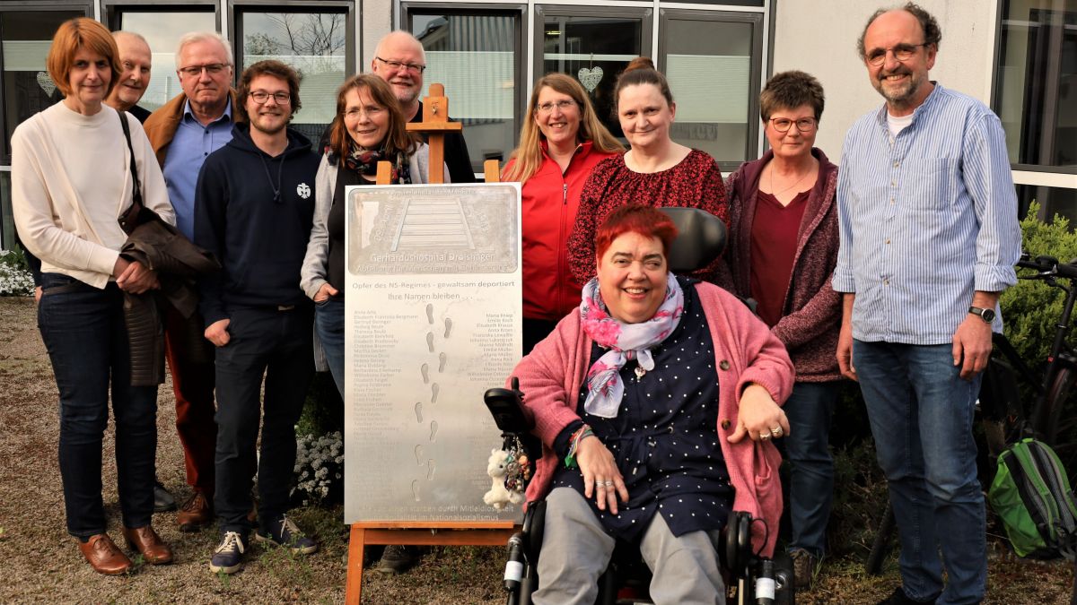 Die Mitglieder der Erinnerungsinitiative mit Christiane Kapusciok an der Gedenktafel. von privat