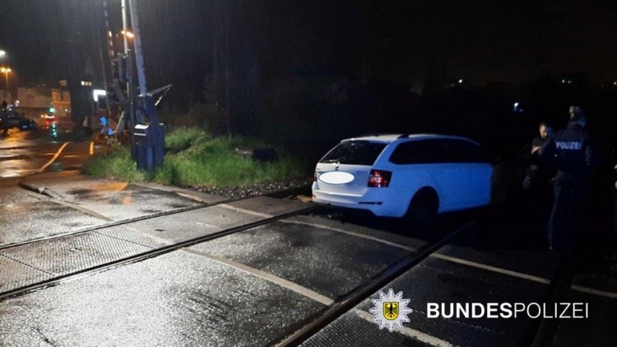 In Siegen ist am Donnerstagabend, 11. Mai, ein Pkw im Gleisbett gelandet. von Bundespolizei
