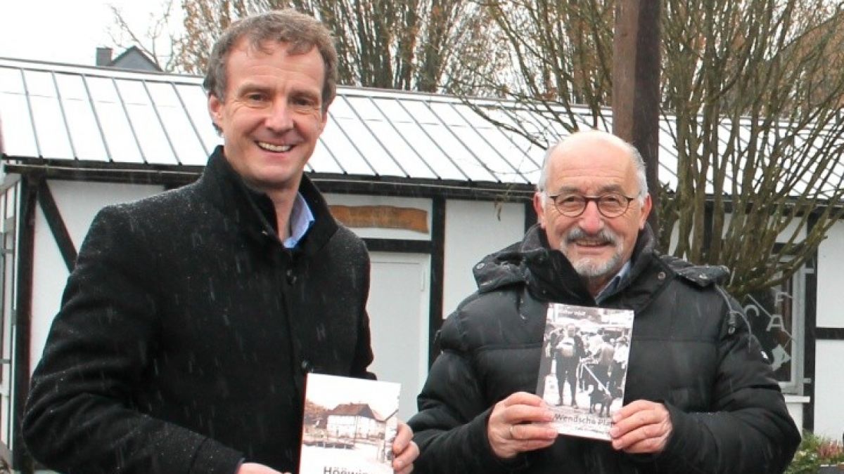Bürgermeister Bernd Clemens (links) und Autor Walter Wolf, der ein Buch über das Wendsche Platt geschrieben hat. von Holger Böhler