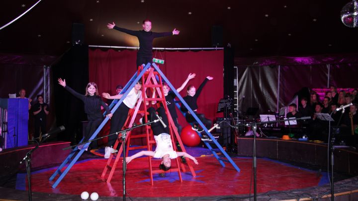 Die St.-Franziskus-Schule präsentierte im Zirkuszelt der K.o.T. Wenden die Show „Circus und...