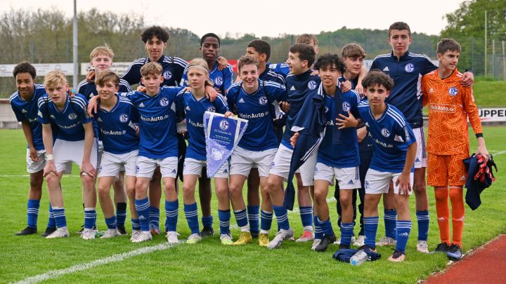 Der FC Schalke 04 gewann den dritten Lasse Dettmer-Cup im Olper Kreuzbergstadion.