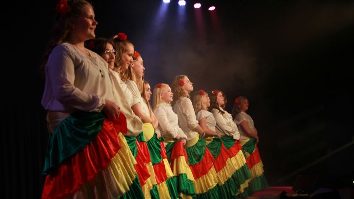 Große und kleine Akteure - hier eine Gruppe „Orientalischer Tanz“ der OT Grevenbrück -...