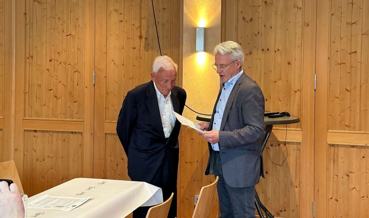 Michael Färber überreichte dem Ehrenvorsitzenden Franz Becker die Urkunde für 50-jährige Mitgliedschaft. von privat