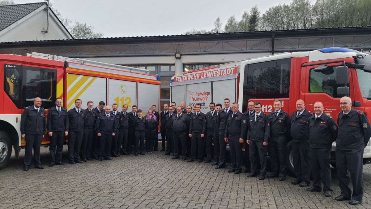 23 Feuerwehrkameraden aus dem Kreis Olpe absolvierten den Lehrgang „Maschinist für Löschfahrzeuge“. von privat