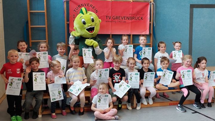 Strahlende Kinder: Das Jolinchen kam persönlich vorbei und überbrachte Urkunden sowie...