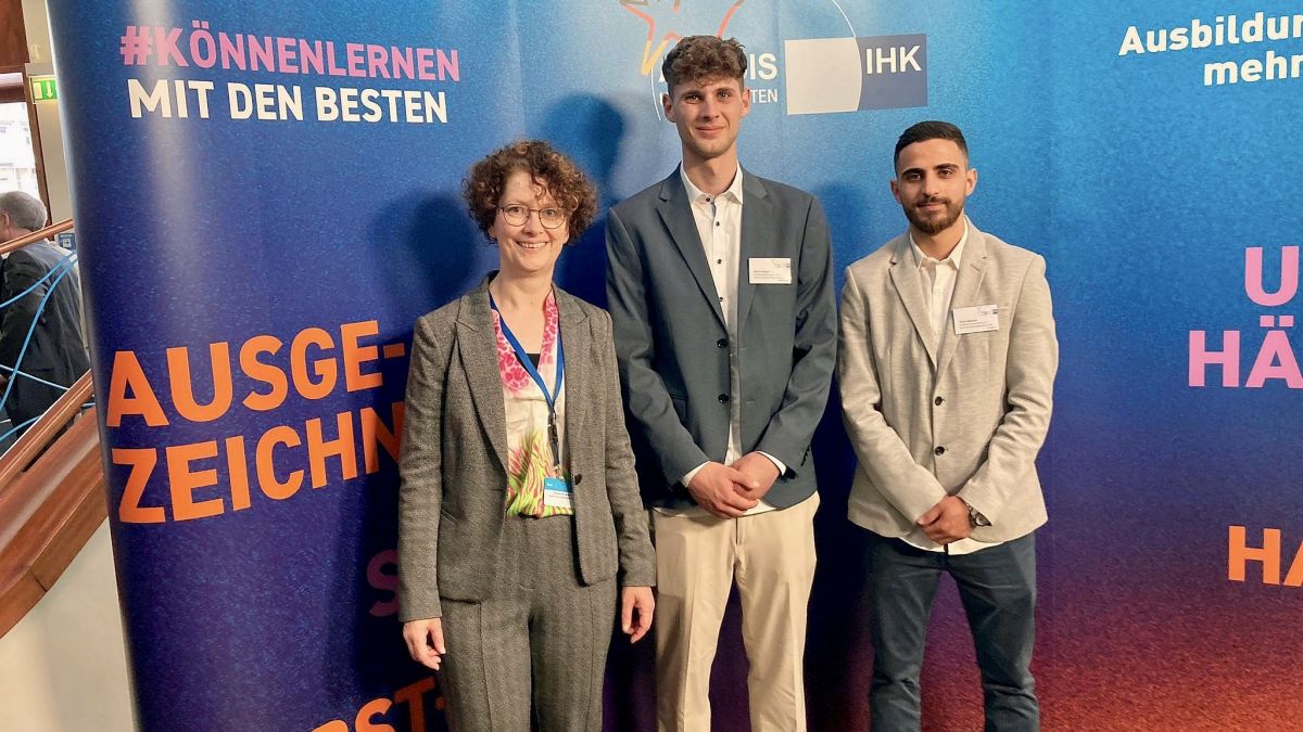 IHK-Geschäftsführerin Sabine Bechheim gratulierte den Absolventen Jakob Rengel (Mitte) und Fares Almozal zu ihren Auszeichnungen. von IHK Siegen