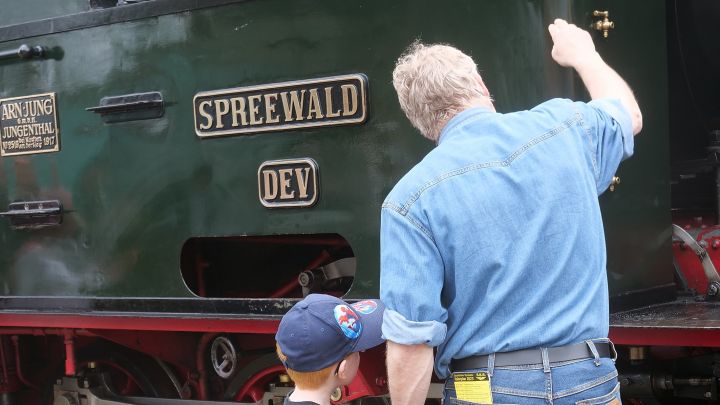 Die 106 Jahre alte Dampflokomotive „Spreewald“ zieht den historischen Wagenzug.