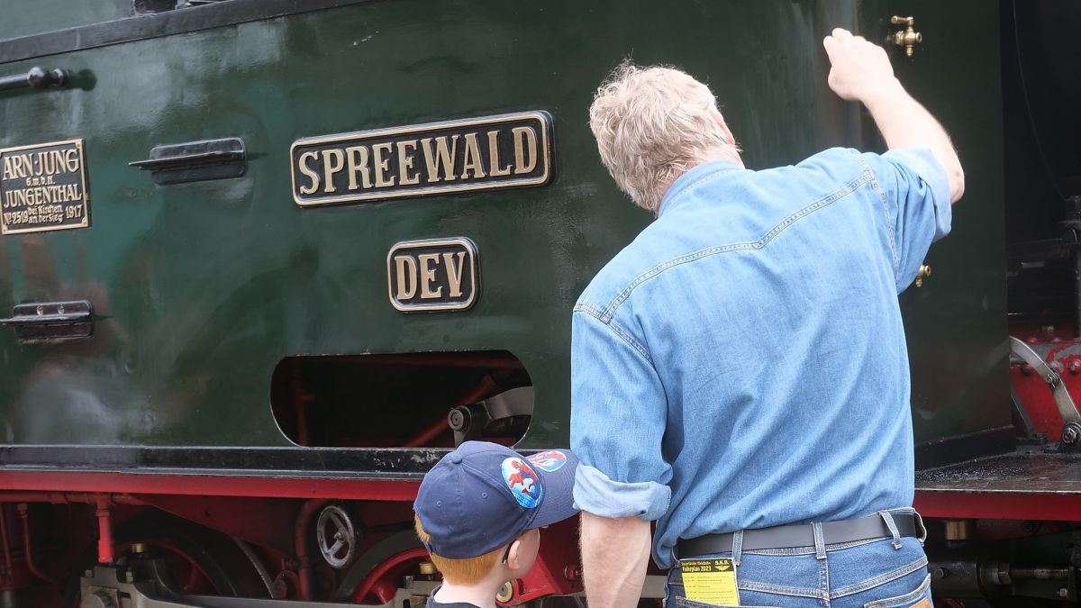 Die 106 Jahre alte Dampflokomotive „Spreewald“ zieht den historischen Wagenzug. von privat