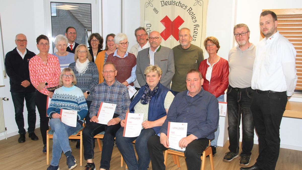 Die Blutspender, die im letzten Jahr 50, 75, 100, 125, 175 Mal Blut gespendet haben. Im Vordergrund die Ehepaare Humpert und Droste, die zusammen 500 mal zur Ader gelassen wurden. von privat