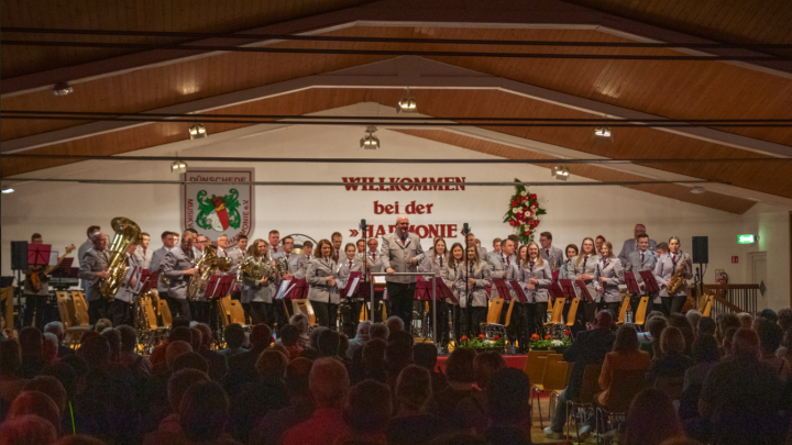 Der Musikverein Harmonie aus Dünschede spielte seinen Konzertabend in der Schützenhalle...