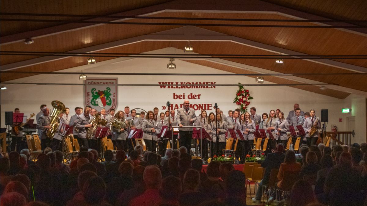 Der Musikverein Harmonie aus Dünschede spielte seinen Konzertabend in der Schützenhalle Dünschede. von privat
