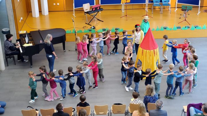 Die städtische Musikschule präsentierte das Konzert mit dem Titel „Wir machen Musik – Konzert...